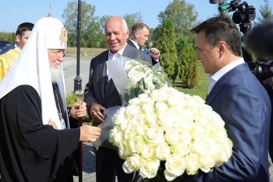 Сегодня Патриарх Кирилл освятил новый Храм Архангела Михаила в деревне Акулинино в Домодедово